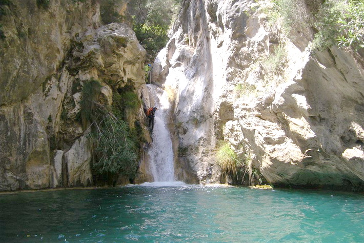 Rescatadas en helicptero dos jvenes al sufrir una cada en la zona de Junta de los Ros en Otvar.